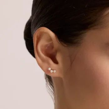 Pendientes Le Carré More Pearls en oro 18K con 3 perlas naturales GB207OA00