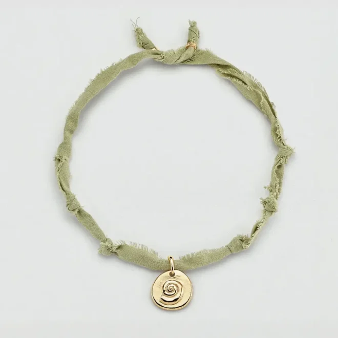 Collar tela Agatha Paris TIARE verde con caracola dorada grabada 02680437-658-TU